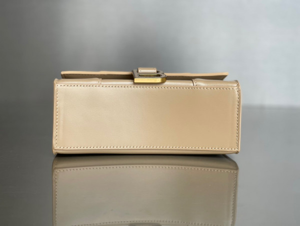 Ba*len*cia*ga hourglass