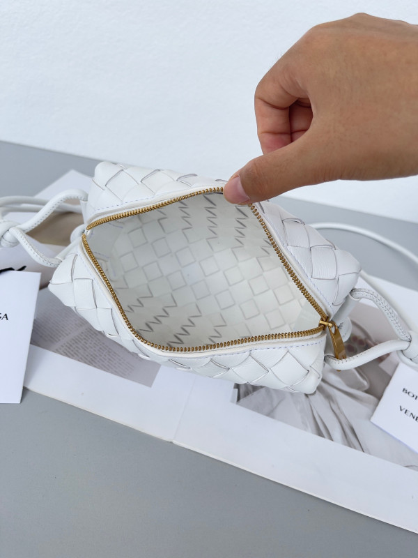 bo*te*ga Ve*ne*ta mini loop camera bag