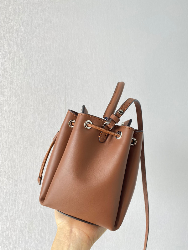 B**rry bucket bag