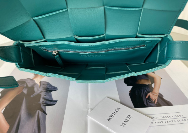 bo*te*ga Ve*ne*ta cassette