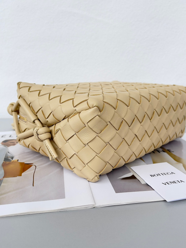 bo*te*ga Ve*ne*ta small loop camera bag