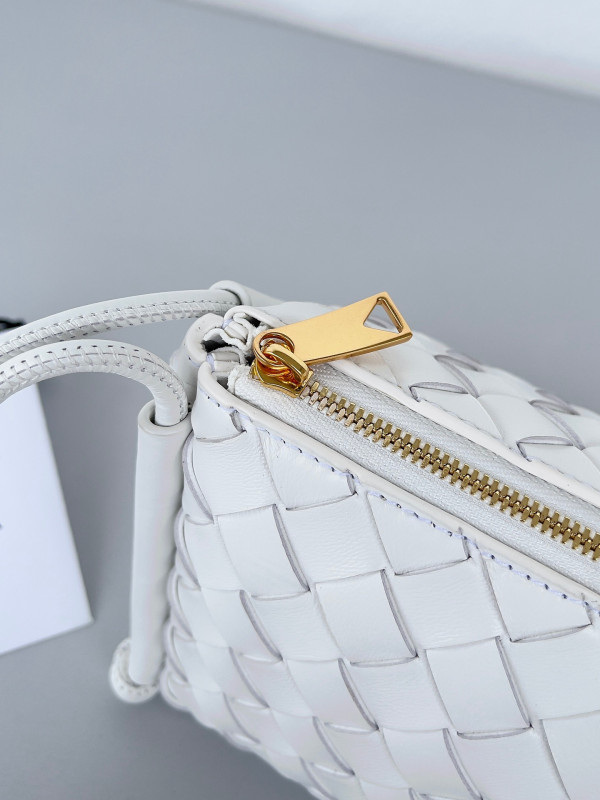 bo*te*ga Ve*ne*ta pouch on strap