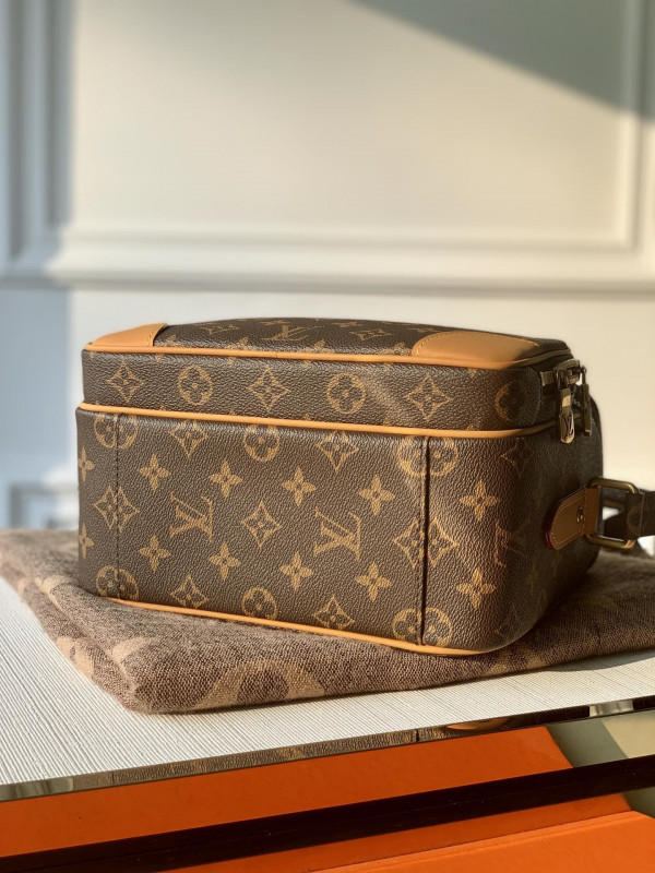 l0*is V*t0n toiletry bag