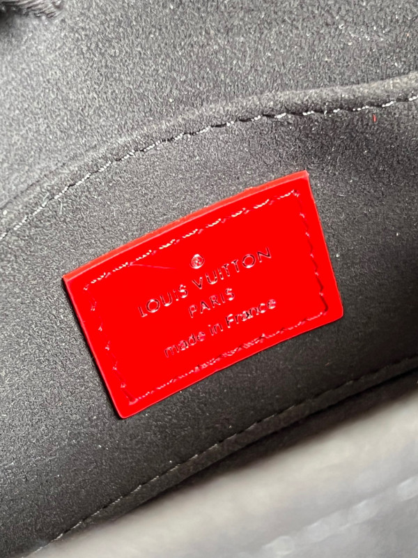 l0*is V*t0n dauphine mini