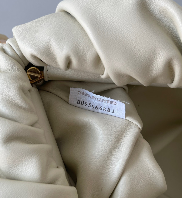 bo*te*ga Ve*ne*ta the chain pouch