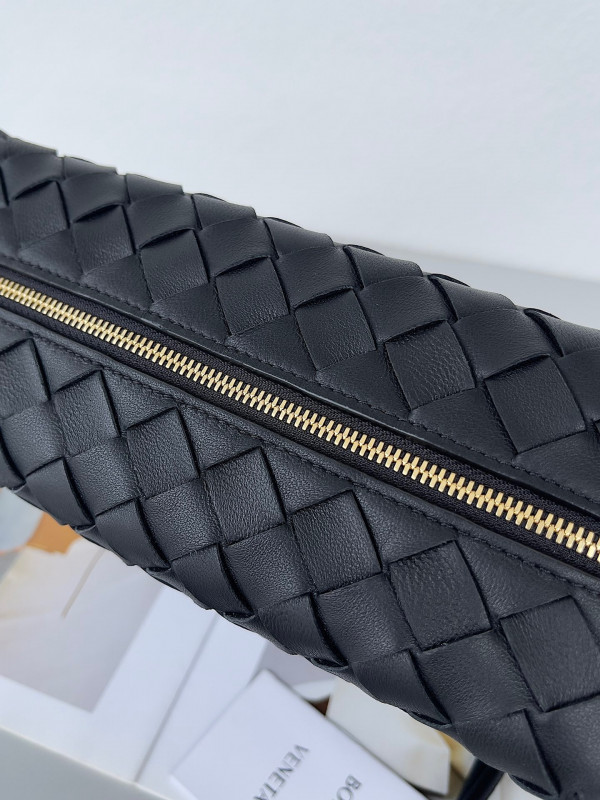 bo*te*ga Ve*ne*ta small loop camera bag