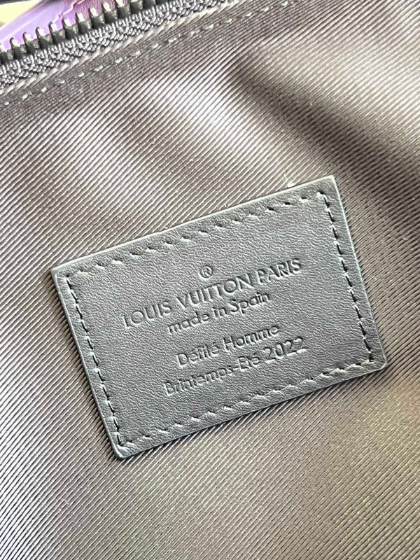 l0*is V*t0n handle soft trunk