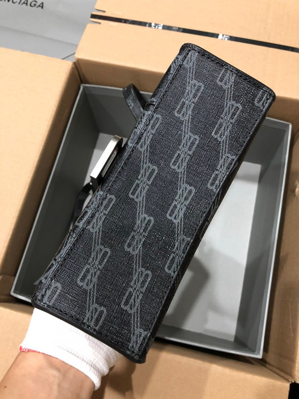 Ba*len*cia*ga hourglass