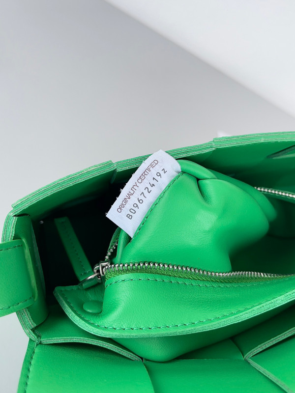 bo*te*ga Ve*ne*ta cassette