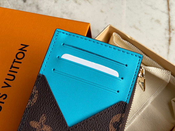 l0*is V*t0n cc holder