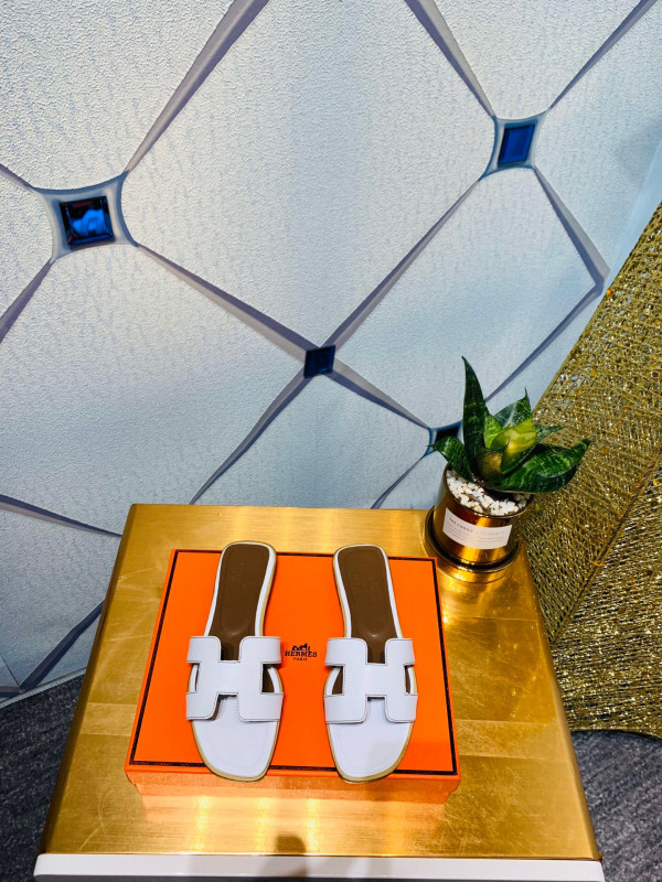 H**mes sandals