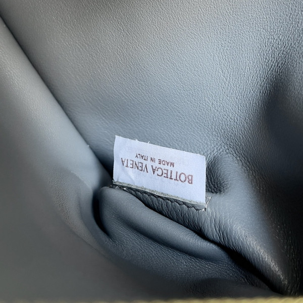 bo*te*ga Ve*ne*ta  small cobble shoulder bag