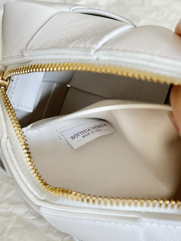 bo*te*ga Ve*ne*ta smal brick cassette