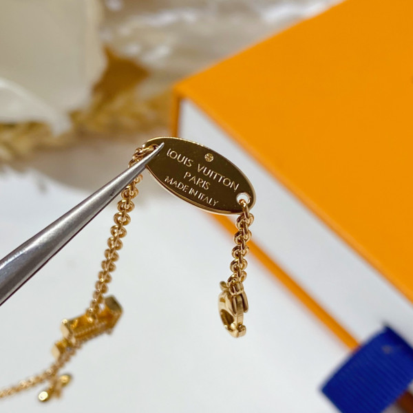 l0*is V*t0n bracelet