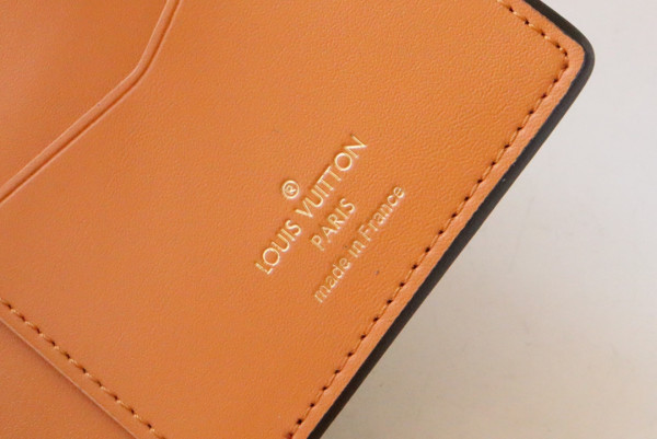 l0*is V*t0n vertical wallet