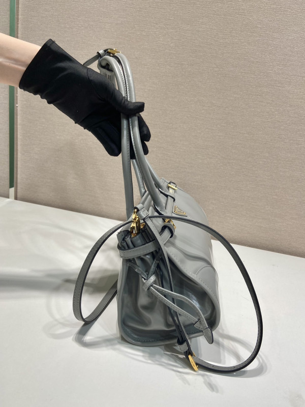 Pra*a medium leather handbag