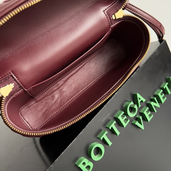 bo*te*ga Ve*ne*ta  vanity case crossbody bag