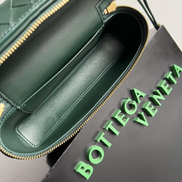 bo*te*ga Ve*ne*ta  vanity case crossbody bag
