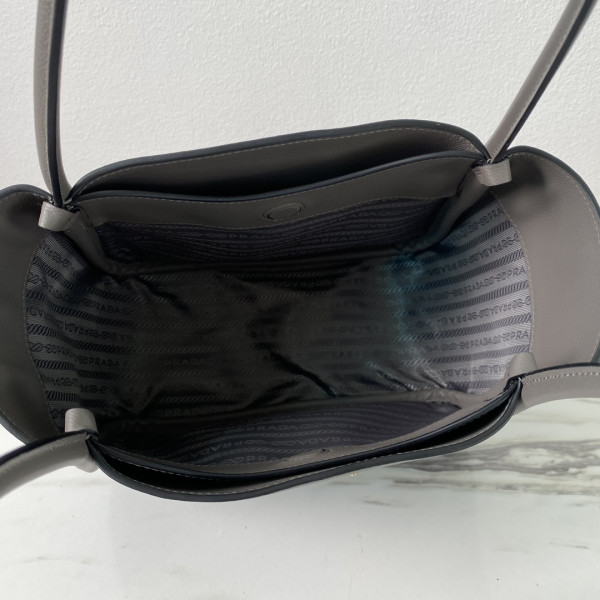 Pra*a medium leather handbag-25*18.5*12.5cm