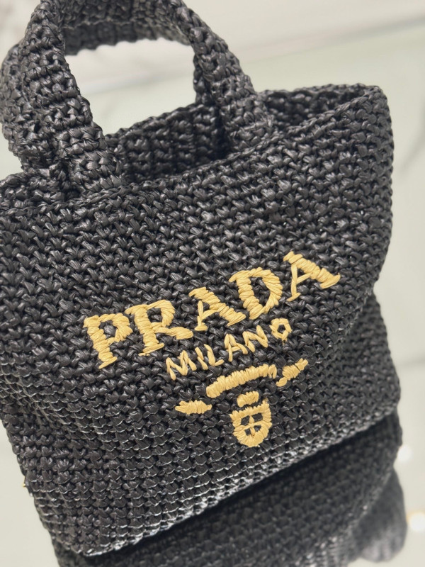 Pra*a crochet tote bag