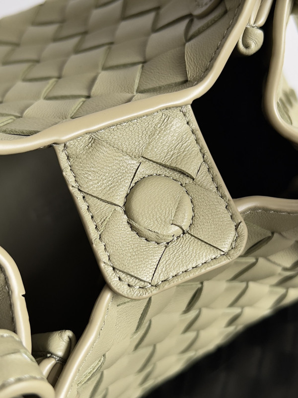 bo*te*ga Ve*ne*ta andiamo parachute small shoulder bag