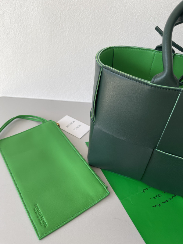 bo*te*ga Ve*ne*ta small arco tote bag