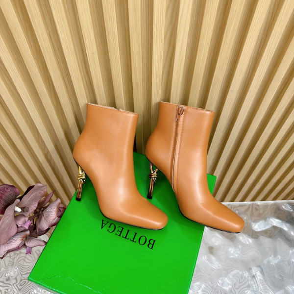 bo*te*ga Ve*ne*ta  knot ankle boot