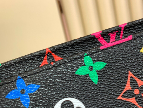 l0*is V*t0n toiletry pouch 26