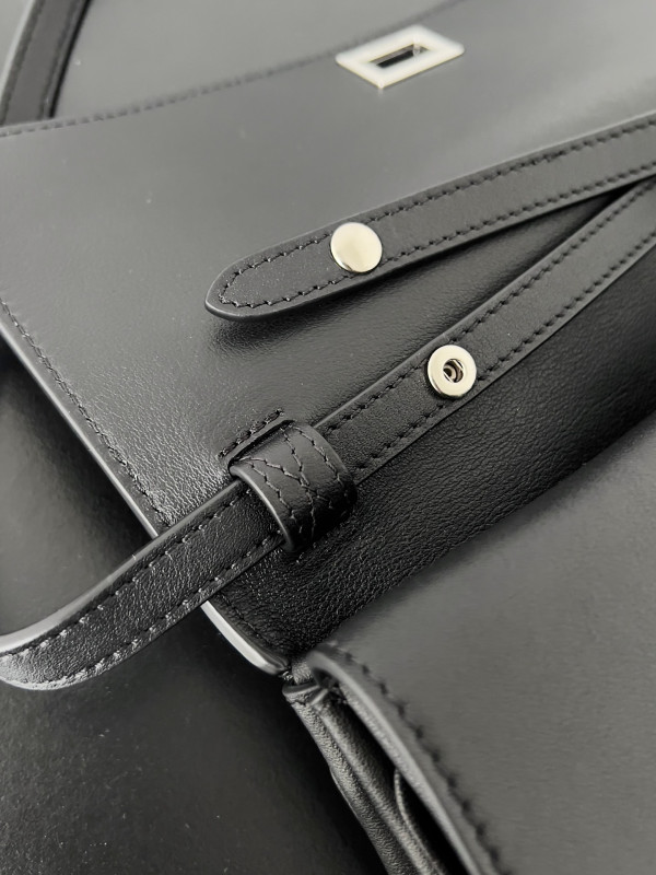 Ba*len*cia*ga bel air small clutch