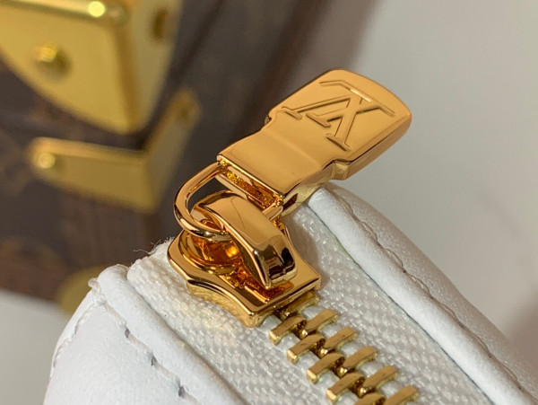 l0*is V*t0n coussin bb